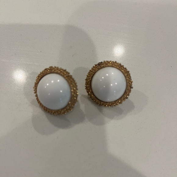 Trifari gold tone and white round clip on earrings - Picture 1 of 2